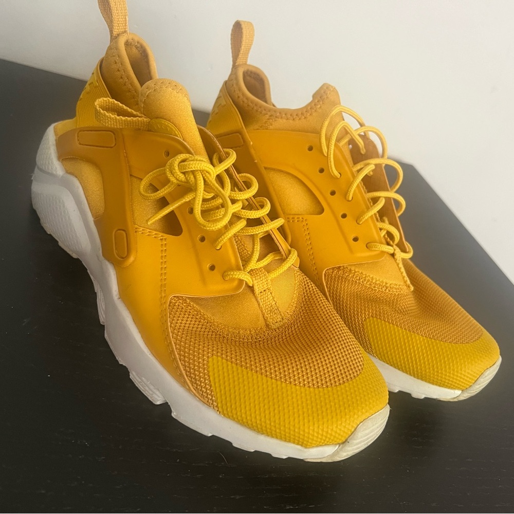 Nike Huaraches Women's Vibrant Yellow Sneakers